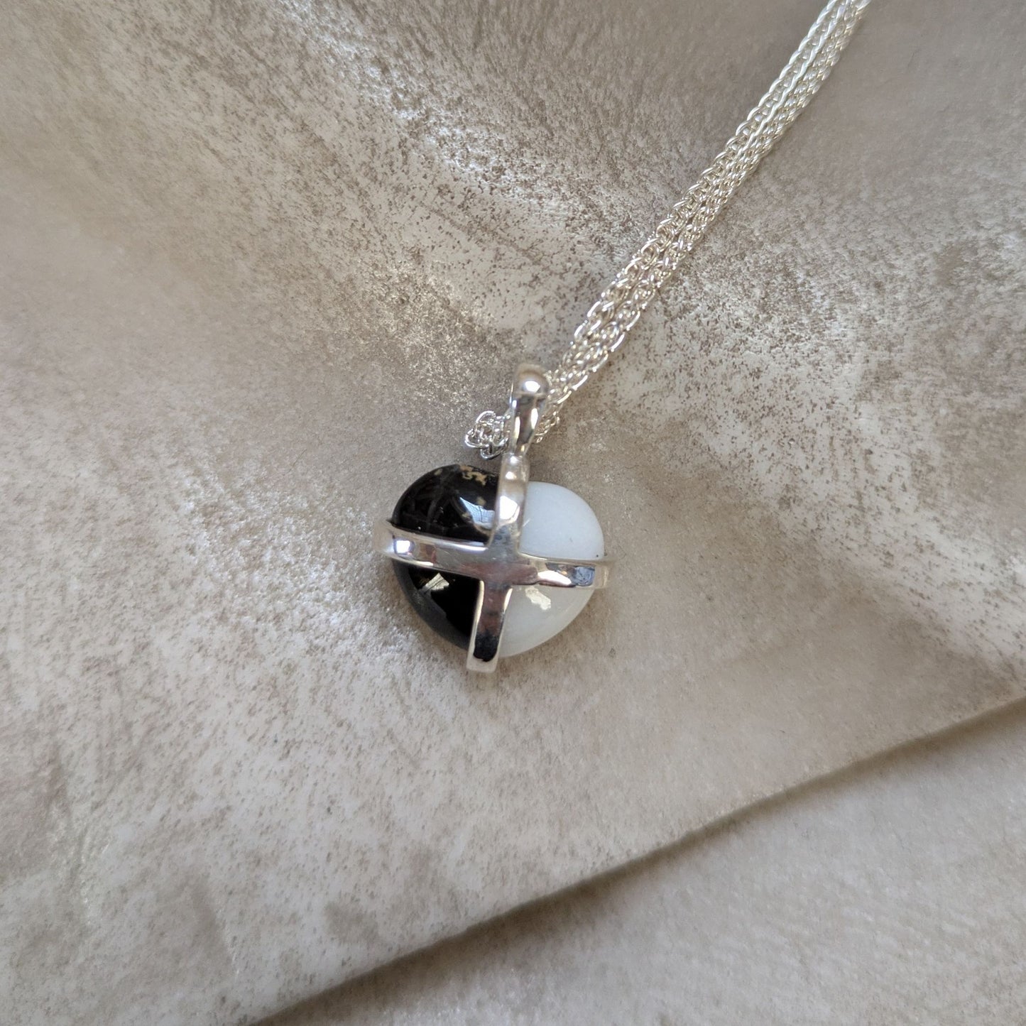 St Paul’s Cathedral – Cross Heart Pendant (Portoro & Carrara Marble)
